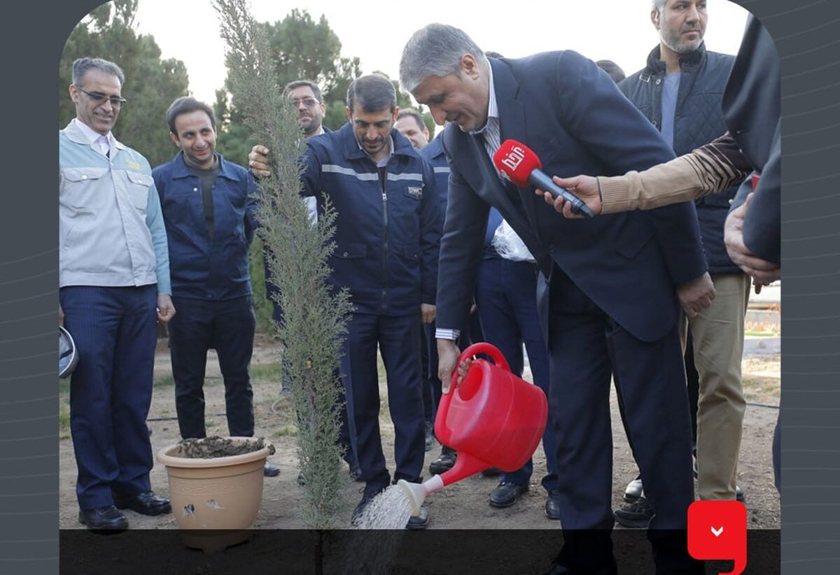 کاشت نهال یادبود توسط معاون رئیس‌جمهور در فولاد مبارکه