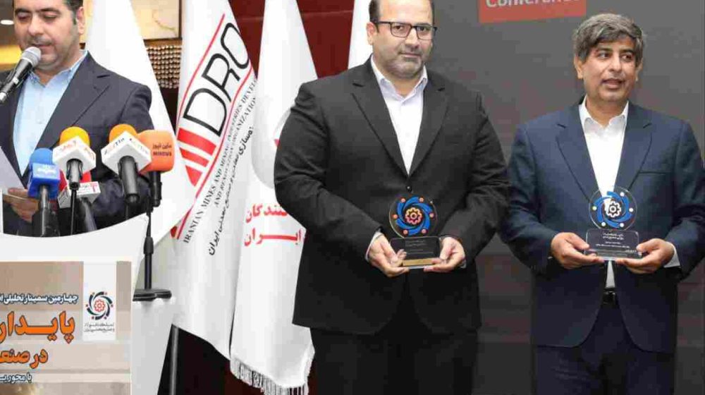 اهدای-تندیس-تاب-آوری-ملی-به-گروه-فولاد-خوزستان