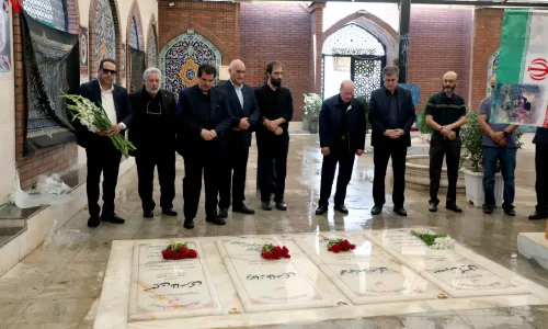 تجلیل-مدیرعامل-بانک-رفاه-کارگران-از-خانواده-معظم-شهید-گویای-خبر
